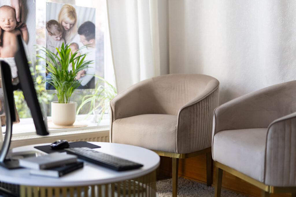 Gemütliche Sitzgelegenheiten im Wartezimmer