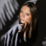 Frau im Schatten mit Lichteffekten