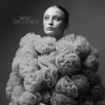 Frau in Blumenkleid Blick nach oben