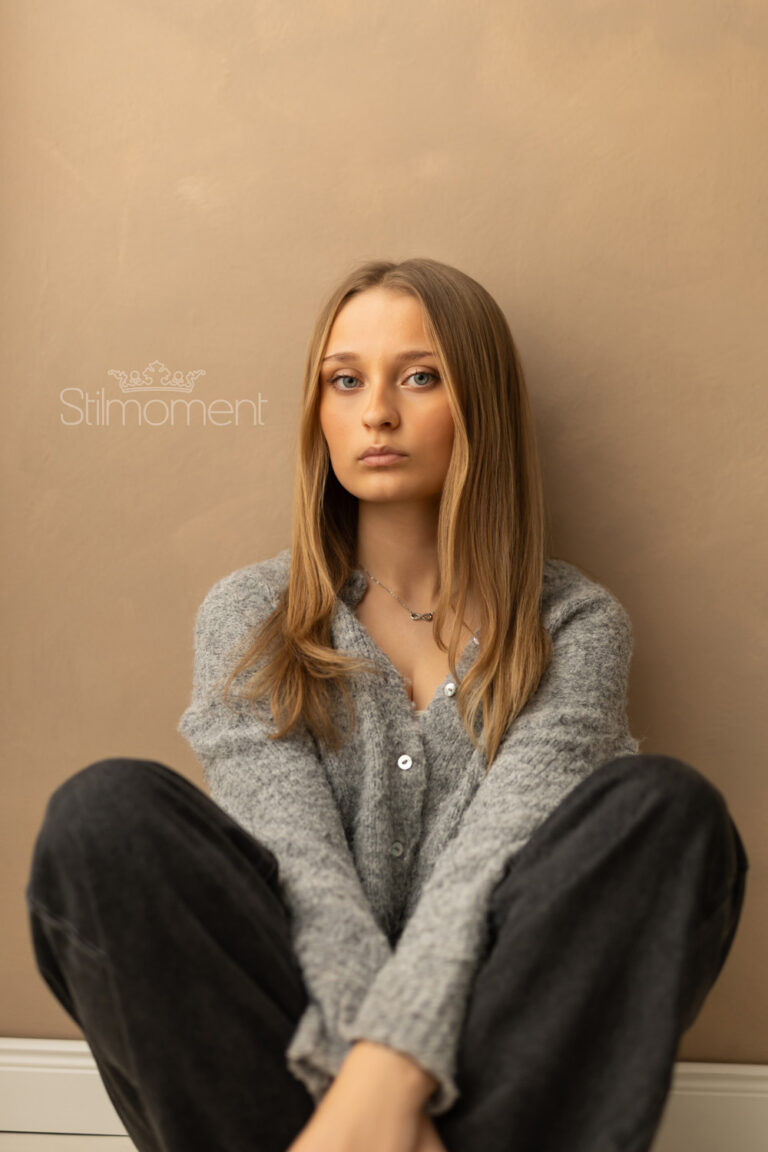 Blondes Mädchen in Strickjacke