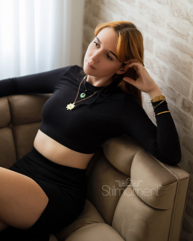 Frau auf Sofa sitzend