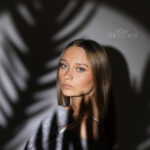 Porträt einer jungen Frau mit Schatten