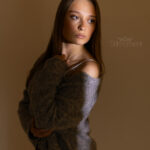 Frau im grauen Pullover