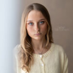 Junge Frau mit blauen Augen