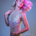 Frau in glitzerndem Badeanzug