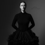 Frau im schwarzen Kleid