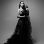Frau in schwarzem Kleid