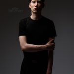 Mann in schwarzem Outfit, Studio