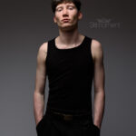 Mann im schwarzen Tanktop